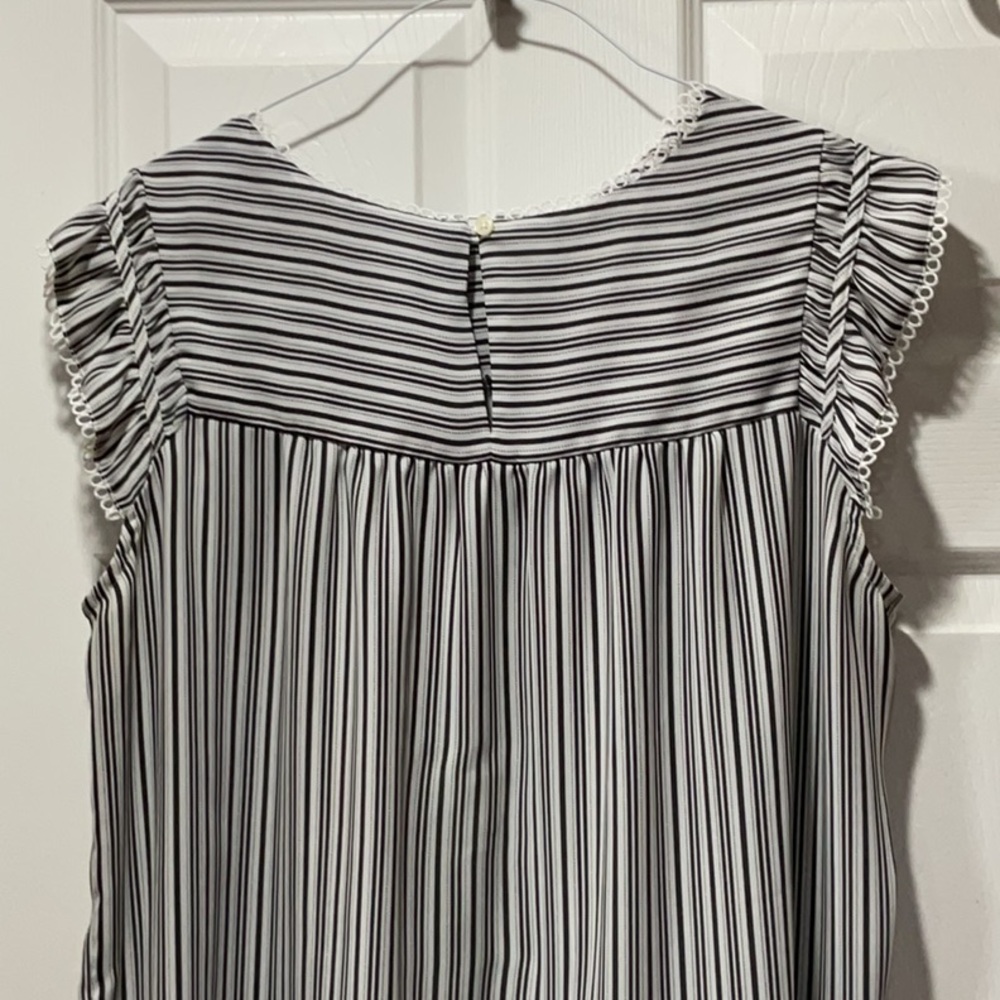 Loft black & white small stripe design with ruffle shoulders blouse L - Picture 6 of 13